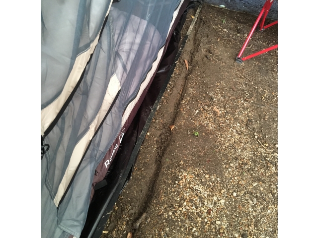 テント内に雨が溜まりそうだったので、溝を掘りました。