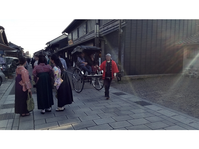 偶然いた袴の女子4人組の脇を偶然人力車が通りました！