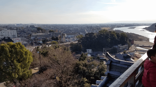 南側の眺望。犬山市の町並みと奥に本宮山が見えます。