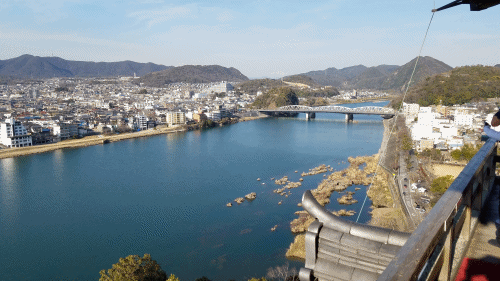 北側の眺望。眼下には木曽川が広がっています。