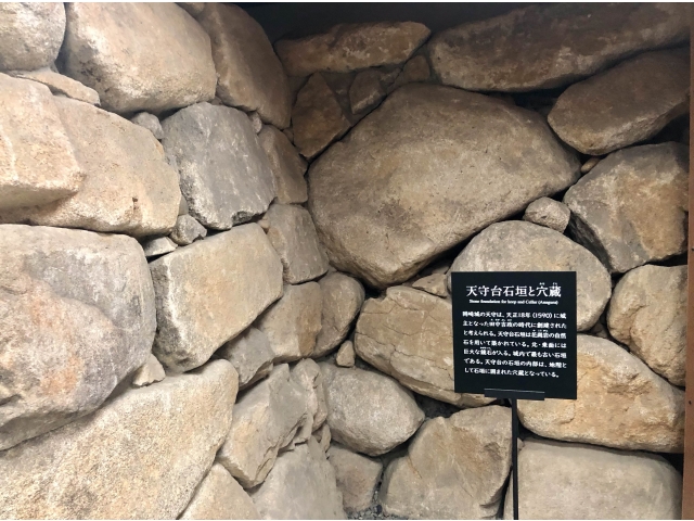 1階には岡崎城を支えた天守台石垣の穴蔵と心礎が