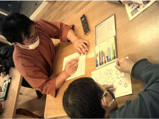 利用者様と一緒に制作に取り組んでおります。スタッフは悪戦苦闘しながら頑張っています　 (-_-;)