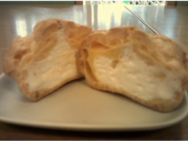 生クリームたっぷりのシュークリームです！