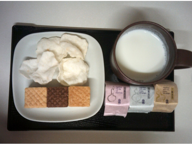 中にはカシューナッツ・アーモンド・クルミ等体に良い食材が入っています。