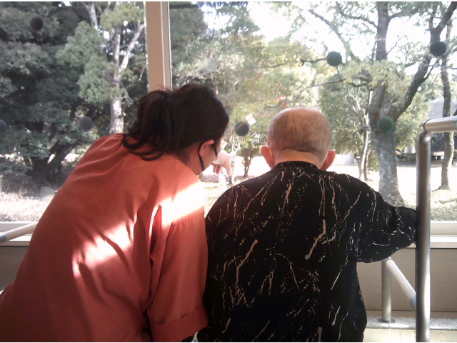 スタッフと楽しそうにお話されながら足浴を満喫されています！