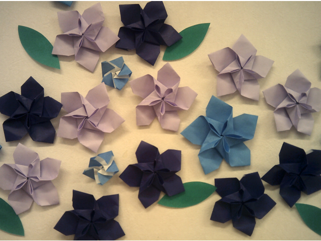 折り紙でリンドウを作りました。