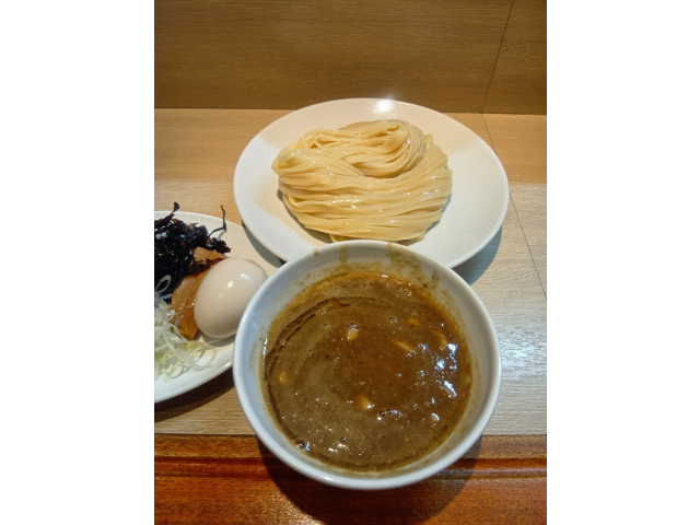 濃厚なつけ汁と艶やかでモチモチの麺