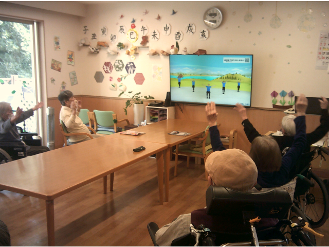 お手本を観ながら、元気良く体操しています。